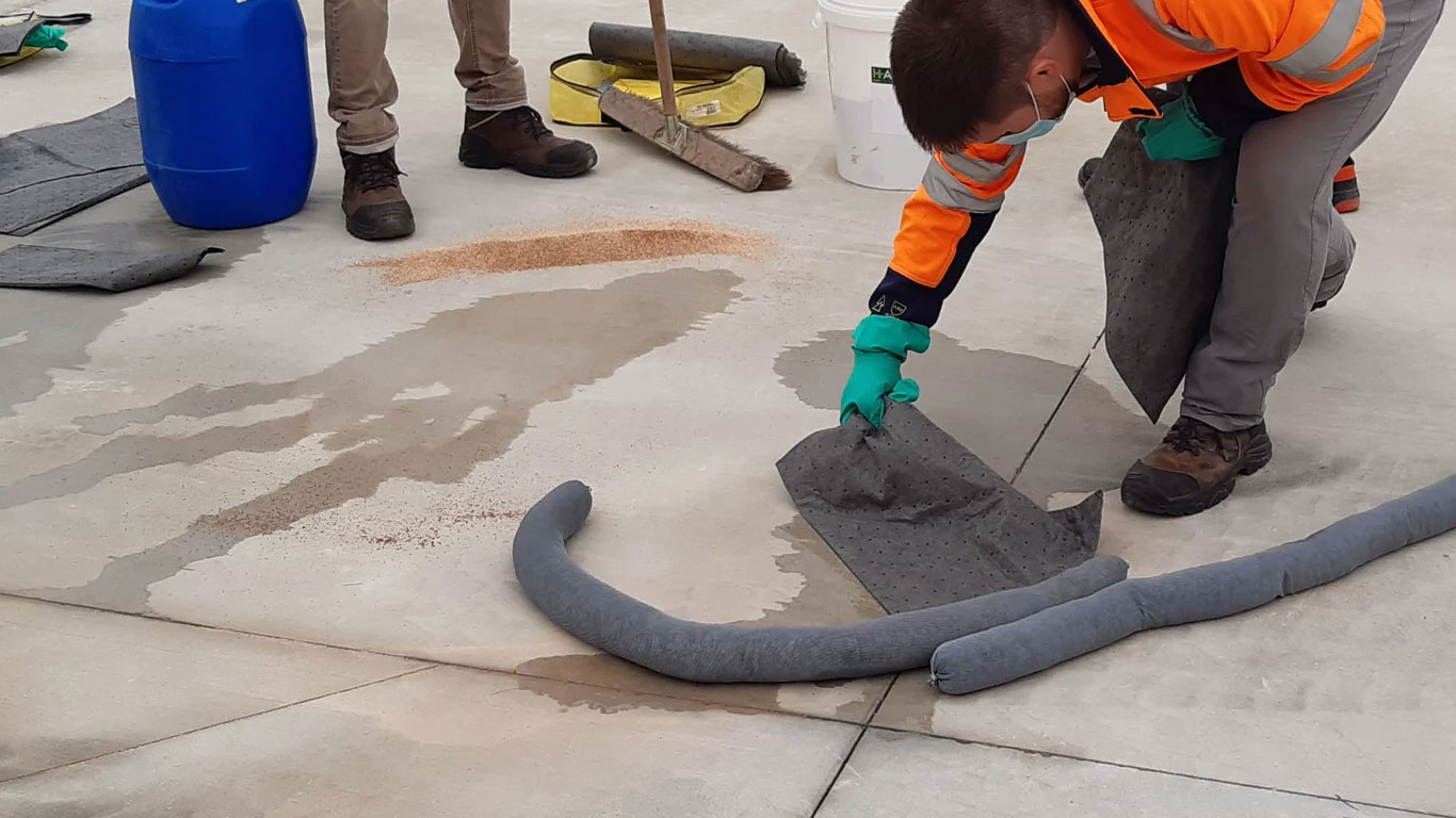 Bien choisir ses absorbants hydrocarbures et produits chimiques : Guide complet 2025