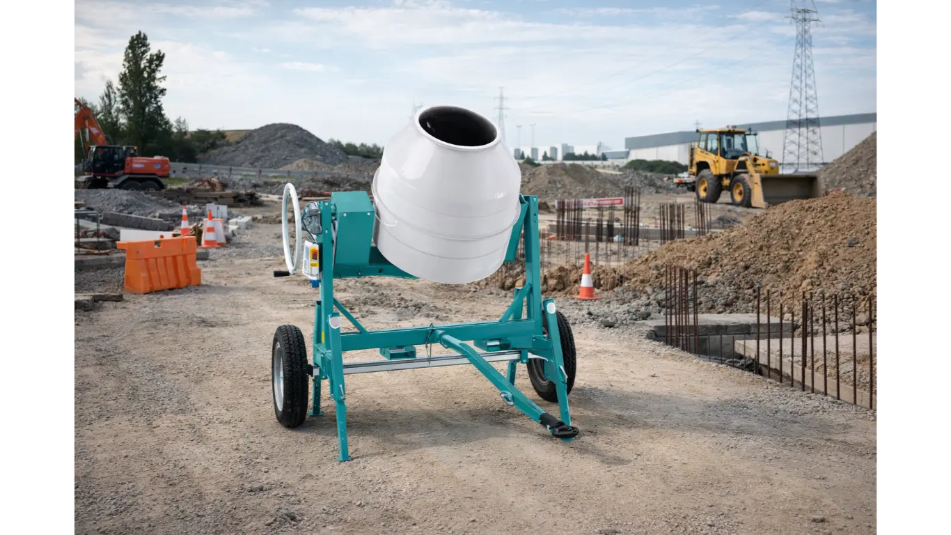 Bétonnière professionnelle en fonctionnement sur chantier BTP pour malaxage du béton