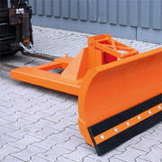 Lame chasse-neige pour chariot élévateur avec fourreaux en bas