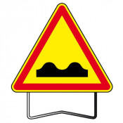 Panneau Danger AK2 Dos d’Âne – T1 Taille 1000 – Stabilité et Visibilité