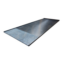 Plaque de roulage de protection des sols pour bennes avec butée et guides latéraux